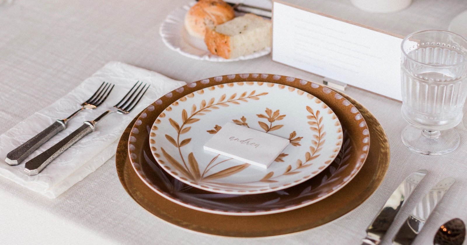 How to Choose Plates for Your Wedding Reception